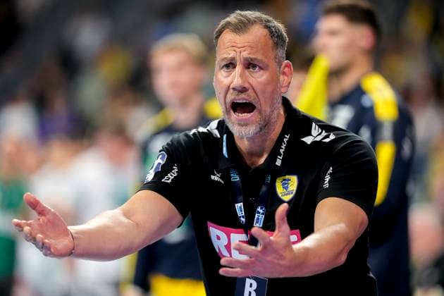 Maik Machulla (Trainer, Cheftrainer, RNL), gibt Anweisungen, gestikuliert, mit den Armen gestikulieren, Einzelbild, Einzelfoto, Aktion, Action, 09.10.2025, Mannheim (Deutschland), Handball, Bundesliga, Rhein-Neckar Löwen - Frisch Auf Göppingen