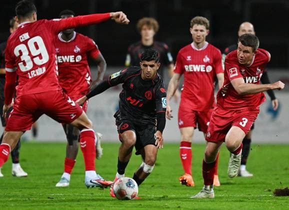 09.10.2025, xophax, Fussball Bundesliga 2025 Testspiel Cologne Cup Länderspielpause 1.FC Köln gegen Fortuna Köln Kian Hekmat , mitte ( SC Fortuna Köln ) gegen Cenk Özkacar , Ragnar Ache , Florian Kainz und Dominique Heintz , rechts ( alle 1.FC Köln ) Köln
