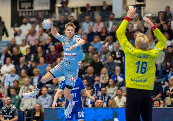 Christopher Bissel (HC Erlangen, 21) mit einem Wurf auf das Tor von Bertram Obling (VfL Gummersbach, 16) Handball Daikin HBL Handball Bundesliga, VfL Gummersbach - HC Erlangen, 8, Spieltag, 09.10.2025 Copyright: HMBxMedia xMarcoxBader