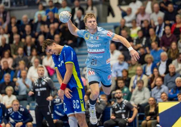 Christopher Bissel (HC Erlangen, 21) mit einem Wurf auf das Tor von Bertram Obling (VfL Gummersbach, 16). Julian Koester (Köster, VfL Gummersbach, 7) li. geht in Deckung Handball Daikin HBL Handball Bundesliga, VfL Gummersbach - HC Erlangen, 8, Spieltag, 09.10.2025 Copyright: HMBxMedia xMarcoxBader