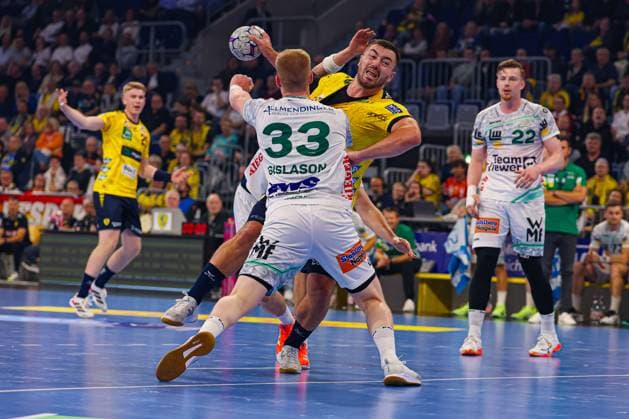 Rhein-Neckar Löwen vs Frisch Auf Göppingen DAIKIN Handball Bundesliga Jannik Kohlbacher (Rhein-Neckar Löwen) battle for the ball against Ymir Örn Gislason (Frisch Auf Göppingen) during the DAIKIN Handball Bundesliga 2025 26 match between Rhein-Neckar Löwen and Frisch Auf Göppingen at SAP Arena in Mannheim, Germany, on October 8, 2025. (Photo by Kadir Caliskan Middle East Images) Mannheim Baden-Wurttemberg Germany Copyright: xKadirxCaliskanx
