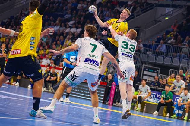 Rhein-Neckar Löwen vs Frisch Auf Göppingen DAIKIN Handball Bundesliga Haukur Thrastarson (Rhein-Neckar Löwen) battle for the ball against Ymir Örn Gislason (Frisch Auf Göppingen) during the DAIKIN Handball Bundesliga 2025 26 match between Rhein-Neckar Löwen and Frisch Auf Göppingen at SAP Arena in Mannheim, Germany, on October 8, 2025. (Photo by Kadir Caliskan Middle East Images) Mannheim Baden-Wurttemberg Germany Copyright: xKadirxCaliskanx