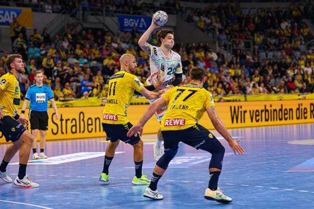 Rhein-Neckar Löwen vs Frisch Auf Göppingen DAIKIN Handball Bundesliga Ludvig Hallbäck (Frisch Auf Göppingen) battle for the ball against Lukas Sandell (Rhein-Neckar Löwen) and Dani Baijens (Rhein-Neckar Löwen) during the DAIKIN Handball Bundesliga 2025 26 match between Rhein-Neckar Löwen and Frisch Auf Göppingen at SAP Arena in Mannheim, Germany, on October 8, 2025. (Photo by Kadir Caliskan Middle East Images) Mannheim Baden-Wurttemberg Germany Copyright: xKadirxCaliskanx