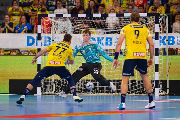 Rhein-Neckar Löwen vs Frisch Auf Göppingen DAIKIN Handball Bundesliga Dani Baijens (Rhein-Neckar Löwen) battle for the ball against Julian Buchele (Frisch Auf Göppingen) during the DAIKIN Handball Bundesliga 2025 26 match between Rhein-Neckar Löwen and Frisch Auf Göppingen at SAP Arena in Mannheim, Germany, on October 8, 2025. (Photo by Kadir Caliskan Middle East Images) Mannheim Baden-Wurttemberg Germany Copyright: xKadirxCaliskanx