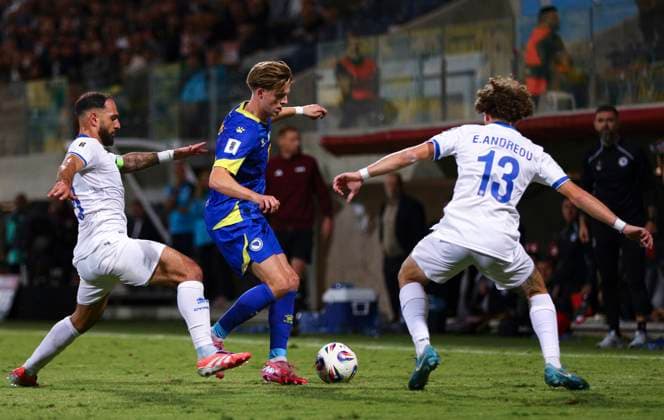 Cyprus Bosnia WCup Soccer Bosnia s DÅ¾enis BurniÄ‡, center, controls the ball during a World Cup qualifying soccer match between Cyprus and Bosnia and Herzegovina at the AEK Arena in Larnaca. Cyprus, Thursday, October 9, 2025 Larnaca Cyprus  Copyright: xDanilxShamkinx originalFilename:shamkin-notitle251009_npGXh.jpg