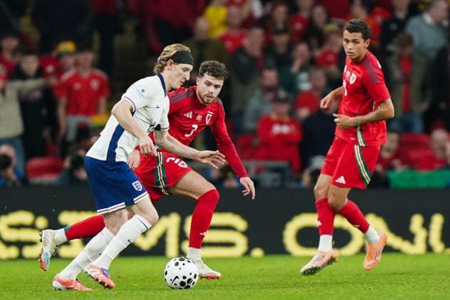 England v Wales, International Jordan James of Wales under pressure from Neco Williams of Wales during the England v Wales Friendly international match, Länderspiel, Nationalmannschaft at Wembley Stadium, London, England, United Kingdom on 9 October 2025 Credit: Dylan Hepworth Every Second Media Editorial use only. All images are copyright Every Second Media Limited. No images may be reproduced without prior permission. Copyright: xIMAGO EveryxSecondxMediax ESM-1620-0097 DylanxHepworthx xEveryxSecondxMediax