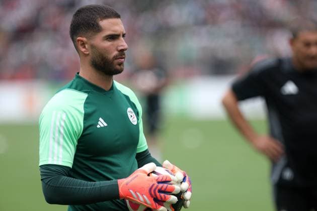 Algerie vs la Somalie qualification pour la Coupe du Monde de la Le gardien Algerien Luca Zidane s echauffe avant le match de qualification pour la Coupe du Monde de la FIFA 2026 entre la Somalie et l Algerie a Oran, le 9 octobre 2025 (Photo by Billel Bensalem APP) oran Algerie Copyright: xAPPxAlgeriexPressxPhotosxBillelxBensalemx xAPPx IMG_3174