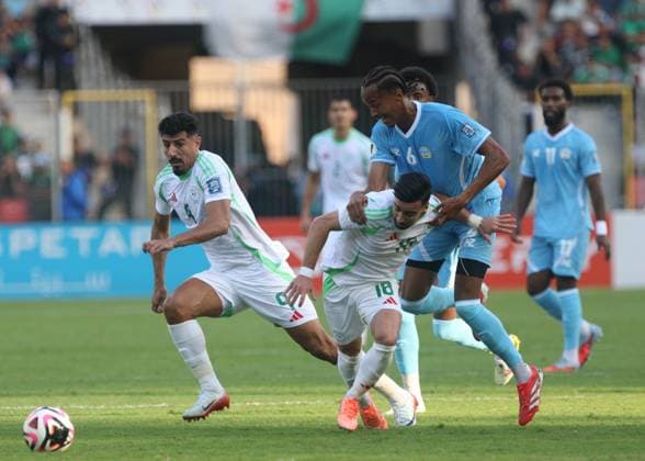 Algerie vs la Somalie qualification pour la Coupe du Monde de la Le joueur Algerien Mohamed El Amine Amoura (C) en action contre le joueur somalien Mohamed Omar (R) lors du match de football des eliminatoires de la Coupe du Monde de la FIFA 2026 entre la Somalie et l Algerie a Oran, Algerie, le 09 octobre 2025 (Photo By Billel Bensalem APP) oran Algerie Copyright: xAPPxAlgeriexPressxPhotosxBillelxBensalemx xAPPx IMG_3273