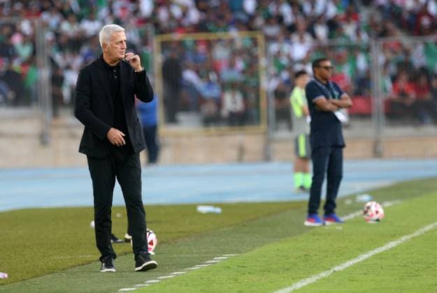 Algerie vs la Somalie qualification pour la Coupe du Monde de la Le selectionneur algerien Vladimir Petrovic observe le match de qualification pour la Coupe du Monde de la FIFA 2026 entre la Somalie et l Algerie a Oran, le 9 octobre 2025 (Photo by Billel Bensalem) APP) oran Algerie Copyright: xAPPxAlgeriexPressxPhotosxBillelxBensalemx xAPPx IMG_3307