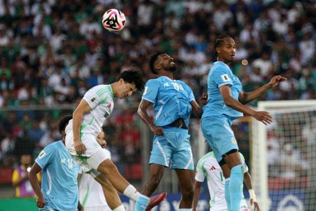 Algerie vs la Somalie qualification pour la Coupe du Monde de la Le joueur Algerien Ibrahim Maza (L) en action, lors du match de football des eliminatoires de la Coupe du Monde de la FIFA 2026 entre la Somalie et l Algerie a Oran, Algerie, le 09 octobre 2025 (Photo By Billel Bensalem APP) oran Algerie Copyright: xAPPxAlgeriexPressxPhotosxBillelxBensalemx xAPPx IMG_3349