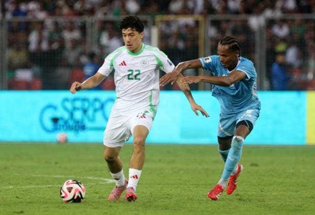 Algerie vs la Somalie qualification pour la Coupe du Monde de la Le joueur Algerien Ibrahim Maza (L) en action, lors du match de football des Ã liminatoires de la Coupe du Monde de la FIFA 2026 entre la Somalie et l Algerie a Oran, Algerie, le 09 octobre 2025 (Photo By Billel Bensalem APP) oran Algerie Copyright: xAPPxAlgeriexPressxPhotosxBillelxBensalemx xAPPx IMG_3379