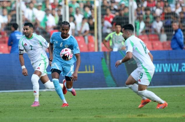 Algeria v Somalia - 2026 FIFA World Cup, WM, Weltmeisterschaft, Fussball Qualifier Algeria player Mohamed El Amine Amoura competes against Somalia player Mohamed Omar during the 2026 FIFA World Cup Qualifiers soccer match between Somalia and Algeria in Oran, Algeria, on October 9, 2025. Oran Algeria  Copyright: xAPPx originalFilename:app-notitle251009_np0oO.jpg