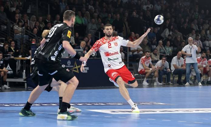 Mijajlo Marsenic, Branko Vujovic am Ball Zweikampf Spielszene Aktion Handball CL Championsleague Champions League Herren 4. Spieltag Saison 2025 2026 09.10.2025 Füchse Berlin vs. Dinamo Bukarest in der Max Schmeling Halle