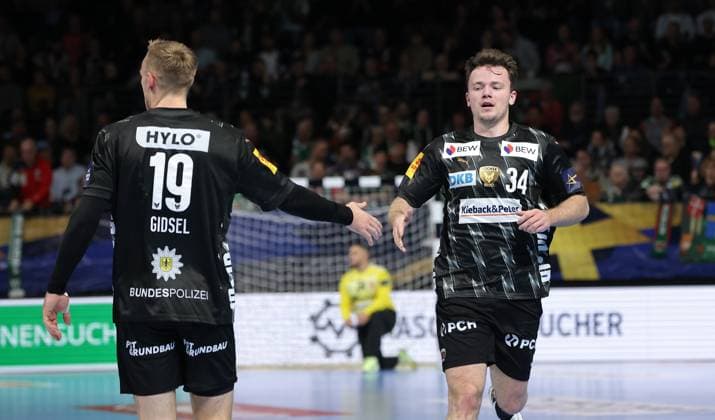 Mathias Gidsel, Hakun West av Teigum jubelt nach Tor Freude Emotion Jubel Handball CL Championsleague Champions League Herren 4. Spieltag Saison 2025 2026 09.10.2025 Füchse Berlin vs. Dinamo Bukarest in der Max Schmeling Halle