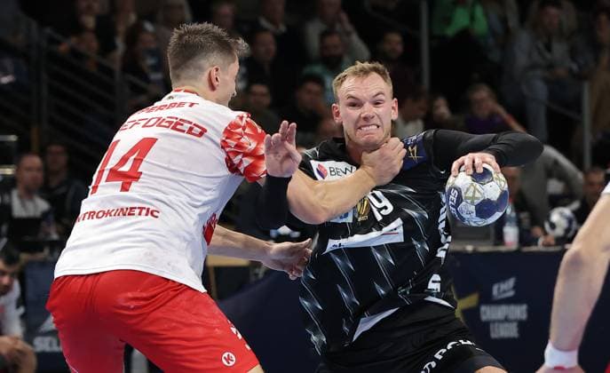 Frederik Ladefoged, Mathias Gidsel am Ball Zweikampf Spielszene Aktion Handball CL Championsleague Champions League Herren 4. Spieltag Saison 2025 2026 09.10.2025 Füchse Berlin vs. Dinamo Bukarest in der Max Schmeling Halle