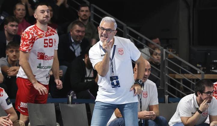 Sebastian Bota zeigend, gestikulierend Aktion Oberkörper Handball CL Championsleague Champions League Herren 4. Spieltag Saison 2025 2026 09.10.2025 Füchse Berlin vs. Dinamo Bukarest in der Max Schmeling Halle