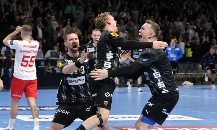 Tobias Schjoelberg Groendahl jubelt nach Siegtreffer zum 32:31 mit Fabian Wiede, Lasse Andersson Freude Emotion Jubel Handball CL Championsleague Champions League Herren 4. Spieltag Saison 2025 2026 09.10.2025 Füchse Berlin vs. Dinamo Bukarest in der Max Schmeling Halle