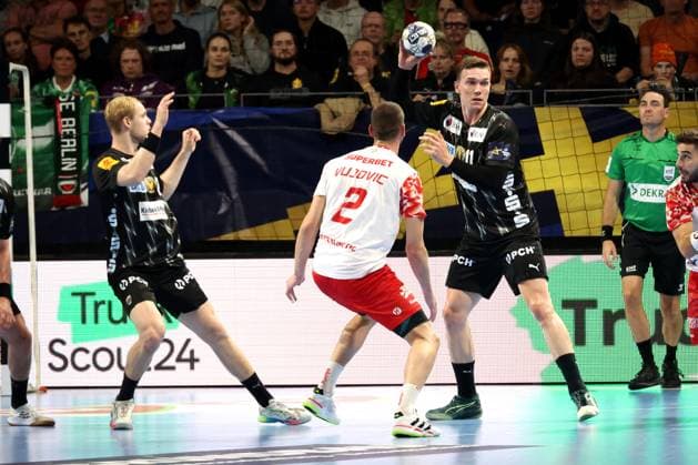 DEU, EHF Champions League, Fuechse Berlin vs. DINAMO BUCURESTI, 09.10.2025, Max-Schmeling-Halle, Berlin, DEU, EHF Champions League, Fuechse Berlin vs. DINAMO BUCURESTI, im Bild Lasse Andersson (Fuechse Berlin 11), Matthes Langhoff (Fuechse Berlin 25), Vujovic, BRANKO (DINAMO BUCURESTI 2)