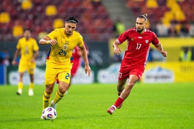 Lisav Naif Eissat (S), Virgiliu Postolachi (D) , Rumaenien vs. Moldawien, Fussball, Freundschaftsspiel, Laenderspiel, 09.10.2025 Bukarest Bukarest Rumaenien