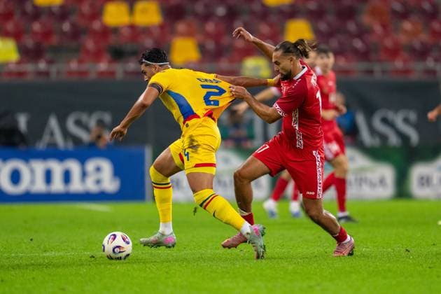 Kevin Ciubotaru (S) in duel cu Virgiliu Postolachi (D), Rumaenien vs. Moldawien, Fussball, Freundschaftsspiel, Laenderspiel, 09.10.2025 Bukarest Bukarest Rumaenien
