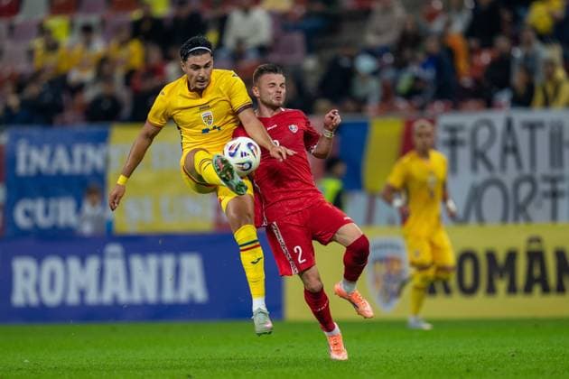 Lisav Naif Eissat (S) in duel cu Oleg Reabciuk (D), Rumaenien vs. Moldawien, Fussball, Freundschaftsspiel, Laenderspiel, 09.10.2025 Bukarest Bukarest Rumaenien