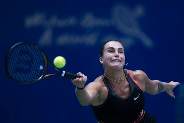 (251010) -- WUHAN, Oct. 10, 2025 -- Aryna Sabalenka hits a return during the women s singles quarterfinal match between Elena Rybakina of Kazakhstan and Aryna Sabalenka of Belarus at the 2025 Wuhan Open tennis tournament in Wuhan, central China s Hubei Province, Oct. 10, 2025. ) (SP)CHINA-WUHAN-TENNIS-WUHAN OPEN-WOMEN S SINGLES (CN) WuxZhizun 