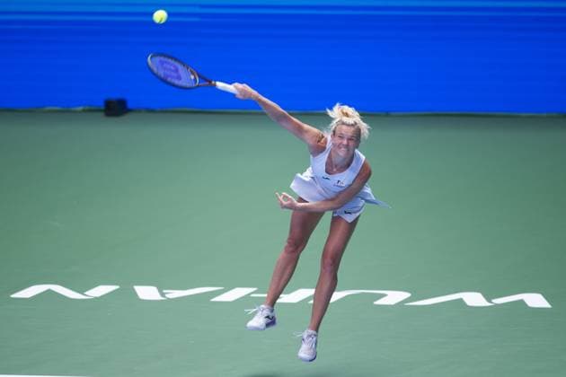(251010) -- WUHAN, Oct. 10, 2025 -- Katerina Siniakova of the Czech Republic serves during the women s singles quarterfinal match against Jessica Pegula of the United States at the 2025 Wuhan Open tennis tournament in Wuhan, central China s Hubei Province, Oct. 10, 2025. ) (SP)CHINA-WUHAN-TENNIS-WUHAN OPEN-WOMEN S SINGLES (CN) XiaoxYijiu 