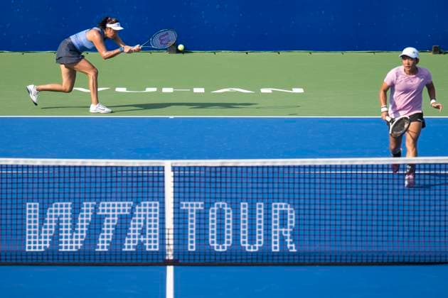 (251010) -- WUHAN, Oct. 10, 2025 -- Chan Hao-Ching (L) Jiang Xinyu compete during the women s doubles quarterfinal between Chan Hao-Ching (Chinese Taipei) Jiang Xinyu (China) and Storm Hunter (Australia) Katerina Siniakova (the Czech Republic) at the 2025 Wuhan Open tennis tournament in Wuhan, central China s Hubei Province, Oct. 10, 2025. ) (SP)CHINA-WUHAN-TENNIS-WUHAN OPEN-WOMEN S DOUBLES-QUARTERFINAL (CN) WuxZhizun 