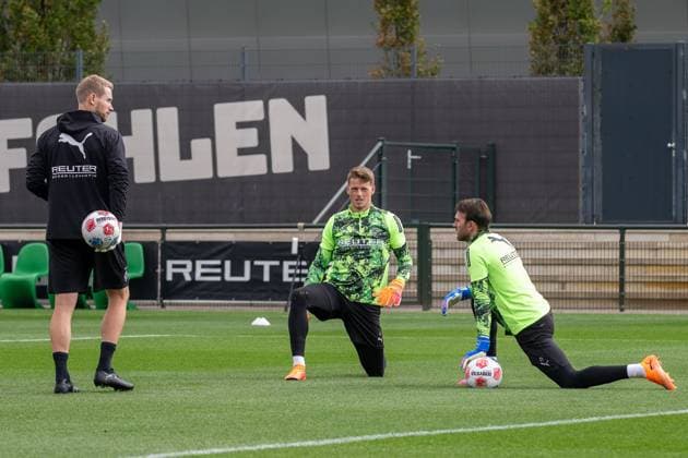 10.10.2025, Fussball: Freundschaftsspiel, Borussia Moenchengladbach - SC Preussen Muenster, Saison 2025 2026, Fohlenplatz am Borussia Park in Moenchengladbach. Andre Wachter (Borussia Moenchengladbach, Torwarttrainer), Jonas Omlin (Borussia Moenchengladbach. 01) und Tobias Sippel (Borussia Moenchengladbach, 21) beim Aufwaermen. Foto: Kirchner-Media Thomas Haesler Copyright: xKirchner-Media ThomasxHaeslerx