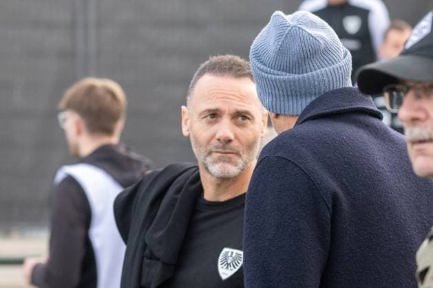 10.10.2025, Fussball: Freundschaftsspiel, Borussia Moenchengladbach - SC Preussen Muenster, Saison 2025 2026, Fohlenplatz am Borussia Park in Moenchengladbach. Alexander Ende (SC Preussen Muenster, Trainer) im Gespraech an alter Wirkungsstaette. Foto: Kirchner-Media Thomas Haesler Copyright: xKirchner-Media ThomasxHaeslerx