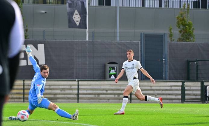 10.10.2025; Moenchengladbach; Fussball, Herren, Saison 2025 2026, Testspiel, Borussia Moenchengladbach vs. Preussen Muenster Tor zum 1-0; Jan urbich (Gladbach, re.) zieht ab und ueberwindet Torwart Morten Behrens (Muenster, li.) DFL regulations prohibit any use of photographs as image sequences and or quasi-video. Borussia-Park NRW Deutschland