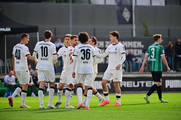 10.10.2025; Moenchengladbach; Fussball, Herren, Saison 2025 2026, Testspiel, Borussia Moenchengladbach vs. Preussen Muenster Torjubel Gladbach nach dem Tor zum 1-0; ganz links Torschuetze Jan Urbich (Gladbach, 40) DFL regulations prohibit any use of photographs as image sequences and or quasi-video. Borussia-Park NRW Deutschland