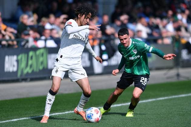 Fußball Testspiel Borussia Mönchengladbach - SC Preußen Münster am 10.10.2025 auf dem FohlenPlatz in Mönchengladbach Wael Mohya ( Mönchengladbach ), links - Marco Meyerhöfer ( Münster ), rechts
