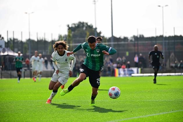 10.10.2025; Moenchengladbach; Fussball, Herren, Saison 2025 2026, Testspiel, Borussia Moenchengladbach vs. Preussen Muenster Zweikampf zwischen v. li. Wael Mohya (Gladbach), Marco Meyerhoefer (Muenster) DFL regulations prohibit any use of photographs as image sequences and or quasi-video. Borussia-Park NRW Deutschland