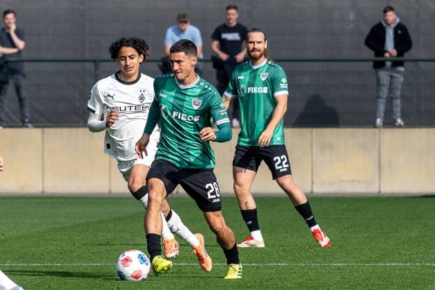 10.10.2025, Fussball: Freundschaftsspiel, Borussia Moenchengladbach - SC Preussen Muenster, Saison 2025 2026, Fohlenplatz am Borussia Park in Moenchengladbach. Wael Mohya (Borussia Moenchengladbach, 36) setzt Marco Meyerhoefer (SC Preussen Muenster, 28) unter Druck. Foto: Kirchner-Media Thomas Haesler Copyright: xKirchner-Media ThomasxHaeslerx
