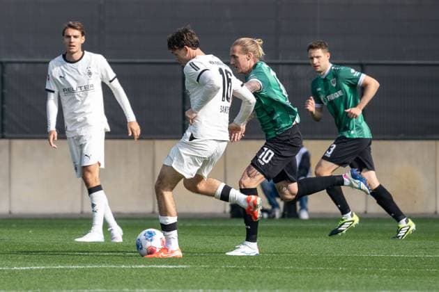10.10.2025, Fussball: Freundschaftsspiel, Borussia Moenchengladbach - SC Preussen Muenster, Saison 2025 2026, Fohlenplatz am Borussia Park in Moenchengladbach. Zweikampf zwischen Philipp Sander (Borussia Moenchengladbach, 16) und Marvin Schulz (SC Preussen Muenster, 10). Foto: Kirchner-Media Thomas Haesler Copyright: xKirchner-Media ThomasxHaeslerx