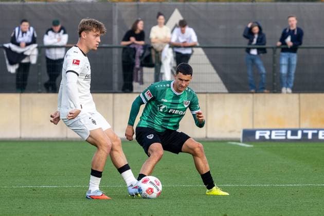10.10.2025, Fussball: Freundschaftsspiel, Borussia Moenchengladbach - SC Preussen Muenster, Saison 2025 2026, Fohlenplatz am Borussia Park in Moenchengladbach. Zweikampf zwischen Luca Netz (Borussia Moenchengladbach, 20) und Marco Meyerhoefer (SC Preussen Muenster, 28). Foto: Kirchner-Media Thomas Haesler Copyright: xKirchner-Media ThomasxHaeslerx