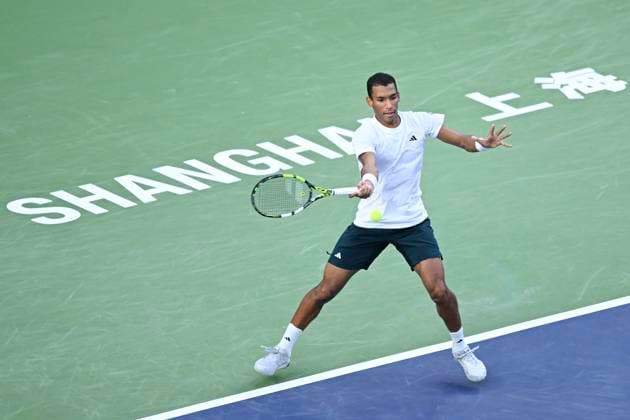 (251010) -- SHANGHAI, Oct. 10, 2025 -- Felix Auger-Aliassime of Canada hits a return to Arthur Rinderknech of France during the men s singles quarterfinal at the ATP, Tennis Herren World Tour Shanghai Masters tennis tournament in Shanghai, east China, Oct. 10, 2025. ) (SP)CHINA-SHANGHAI-TENNIS-ATP TOUR-SHANGHAI MASTERS-MEN S SINGLES (CN) ChenxHaoming 