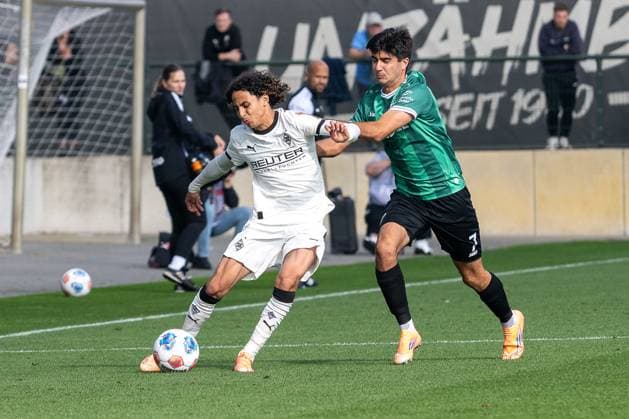 10.10.2025, Fussball: Freundschaftsspiel, Borussia Moenchengladbach - SC Preussen Muenster, Saison 2025 2026, Fohlenplatz am Borussia Park in Moenchengladbach. Zweikampf zwischen Wael Mohya (Borussia Moenchengladbach, 36) und Batuhan Sertedemir (SC Preussen Muenster, 07). Foto: Kirchner-Media Thomas Haesler Copyright: xKirchner-Media ThomasxHaeslerx