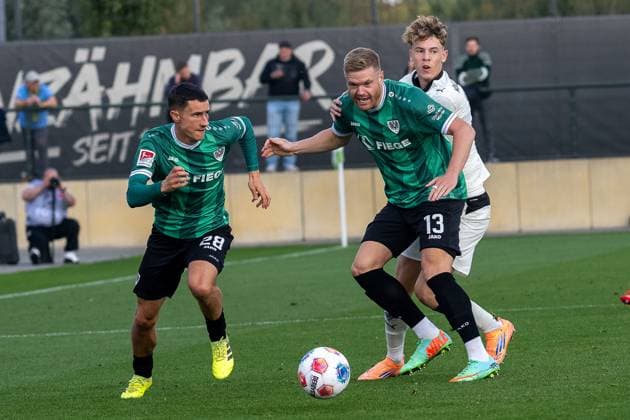 10.10.2025, Fussball: Freundschaftsspiel, Borussia Moenchengladbach - SC Preussen Muenster, Saison 2025 2026, Fohlenplatz am Borussia Park in Moenchengladbach. Zweikampf zwischen Marco Meyerhoefer (SC Preussen Muenster, 28), Lars Lokotsch (SC Preussen Muenster, 13) und Niklas Swider (Borussia Moenchengladbach, 39). Foto: Kirchner-Media Thomas Haesler Copyright: xKirchner-Media ThomasxHaeslerx