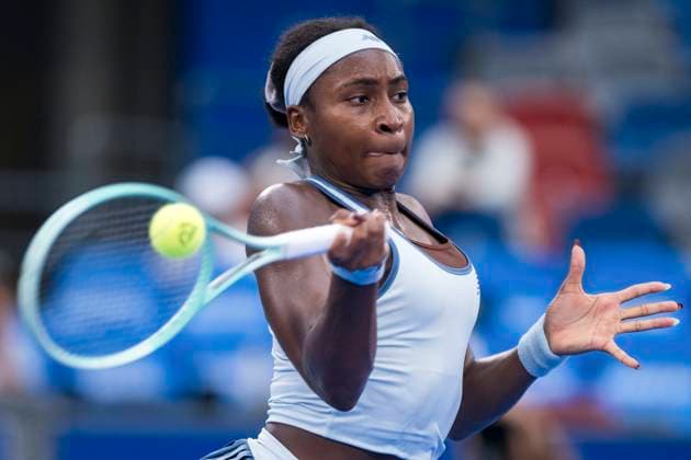 (251010) -- WUHAN, Oct. 10, 2025 -- Coco Gauff hits a return during the women s singles quarterfinal match between Coco Gauff of the United States and Laura Siegemund of Germany at the 2025 Wuhan Open tennis tournament in Wuhan, central China s Hubei Province, Oct. 10, 2025. ) (SP)CHINA-WUHAN-TENNIS-WUHAN OPEN-WOMEN S SINGLES-QUARTERFINAL (CN) WuxZhizun 