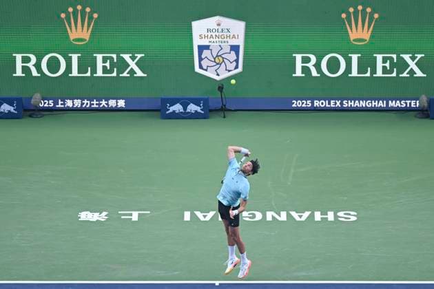 (251010) -- SHANGHAI, Oct. 10, 2025 -- Arthur Rinderknech of France serves to Felix Auger-Aliassime of Canada during the men s singles quarterfinal at the ATP, Tennis Herren World Tour Shanghai Masters tennis tournament in Shanghai, east China, Oct. 10, 2025. ) (SP)CHINA-SHANGHAI-TENNIS-ATP TOUR-SHANGHAI MASTERS-MEN S SINGLES (CN) ChenxHaoming 