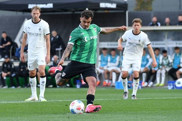 Fußball Testspiel Borussia Mönchengladbach - SC Preußen Münster am 10.10.2025 auf dem FohlenPlatz in Mönchengladbach Oliver Batista Meier ( Münster ) schießt einen Elfmeter zum 1:1
