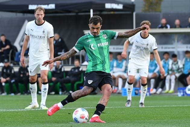 Fußball Testspiel Borussia Mönchengladbach - SC Preußen Münster am 10.10.2025 auf dem FohlenPlatz in Mönchengladbach Oliver Batista Meier ( Münster ) schießt einen Elfmeter zum 1:1