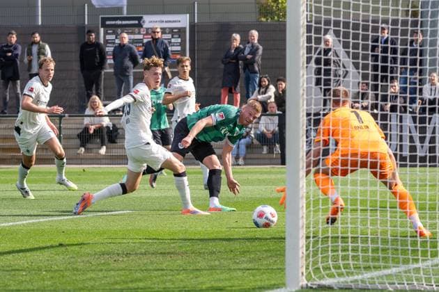 10.10.2025, Fussball: Freundschaftsspiel, Borussia Moenchengladbach - SC Preussen Muenster, Saison 2025 2026, Fohlenplatz am Borussia Park in Moenchengladbach. Lars Lokotsch (SC Preussen Muenster, 13) kommt zum Abschluss gege Niklas Swider (Borussia Moenchengladbach, 39). Doch Jonas Omlin (Borussia Moenchengladbach. 01) pariert. Foto: Kirchner-Media Thomas Haesler Copyright: xKirchner-Media ThomasxHaeslerx