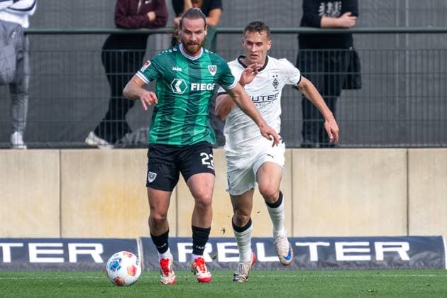 10.10.2025, Fussball: Freundschaftsspiel, Borussia Moenchengladbach - SC Preussen Muenster, Saison 2025 2026, Fohlenplatz am Borussia Park in Moenchengladbach. Zweikampf zwischen Jannis Heuer (SC Preussen Muenster, 22) und Jan Urbich (Borussia Monechengladbach, 40). Foto: Kirchner-Media Thomas Haesler Copyright: xKirchner-Media ThomasxHaeslerx