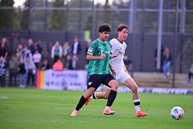 10.10.2025; Moenchengladbach; Fussball, Herren, Saison 2025 2026, Testspiel, Borussia Moenchengladbach vs. Preussen Muenster Zweikampf zwischen v. li. Zidan Sertdemir (Muenster), Philipp Sander (Gladbach) DFL regulations prohibit any use of photographs as image sequences and or quasi-video. Borussia-Park NRW Deutschland