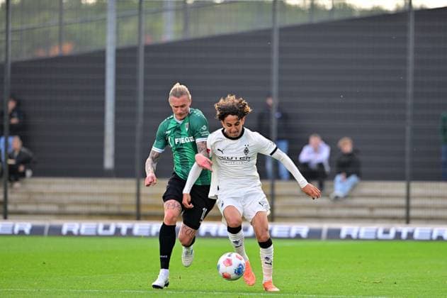 10.10.2025; Moenchengladbach; Fussball, Herren, Saison 2025 2026, Testspiel, Borussia Moenchengladbach vs. Preussen Muenster Zweikampf zwischen v. li. Marvin Schulz (Muenster), Wael Mohya (Gladbach) DFL regulations prohibit any use of photographs as image sequences and or quasi-video. Borussia-Park NRW Deutschland
