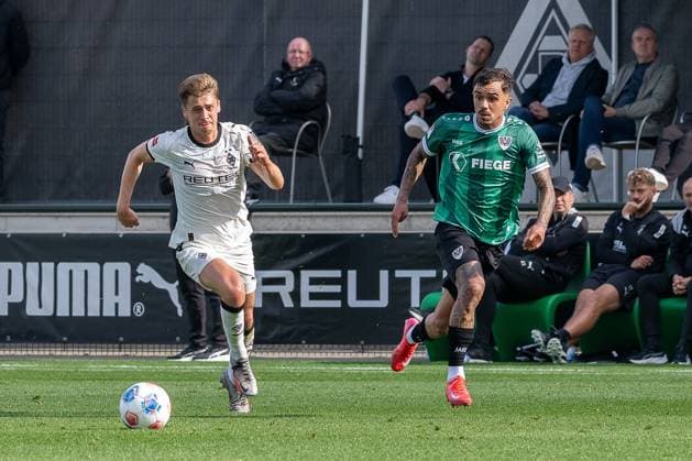 10.10.2025, Fussball: Freundschaftsspiel, Borussia Moenchengladbach - SC Preussen Muenster, Saison 2025 2026, Fohlenplatz am Borussia Park in Moenchengladbach. Zweikampf zwischen Moritz Nicolas (Borussia Moenchengladbach, 33) und Oliver Batista Meier (SC Preussen Muenster, 17). Foto: Kirchner-Media Thomas Haesler Copyright: xKirchner-Media ThomasxHaeslerx