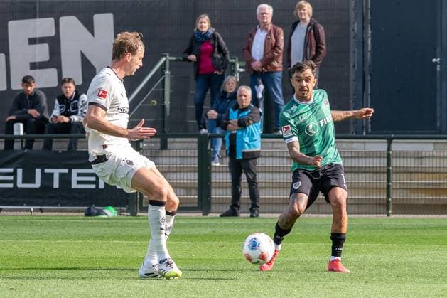 10.10.2025, Fussball: Freundschaftsspiel, Borussia Moenchengladbach - SC Preussen Muenster, Saison 2025 2026, Fohlenplatz am Borussia Park in Moenchengladbach. Oliver Batista Meier (SC Preussen Muenster, 17) egt den Ball anb Marvin Friedrich (Borussia Moenchengladbach, 05) vorbei. Foto: Kirchner-Media Thomas Haesler Copyright: xKirchner-Media ThomasxHaeslerx